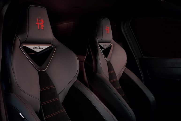 アルファロメオの最小SUV「ジュニア」発売　1.2LハイブリッドとBEVを設定、420万円から