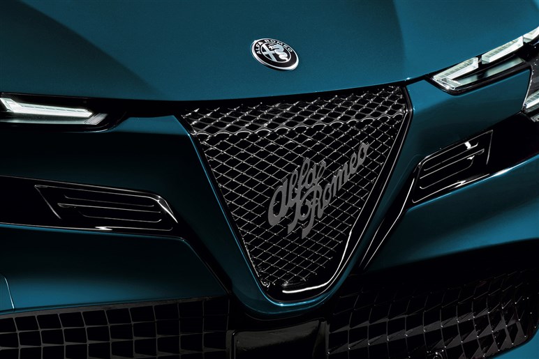 アルファロメオの最小SUV「ジュニア」発売　1.2LハイブリッドとBEVを設定、420万円から