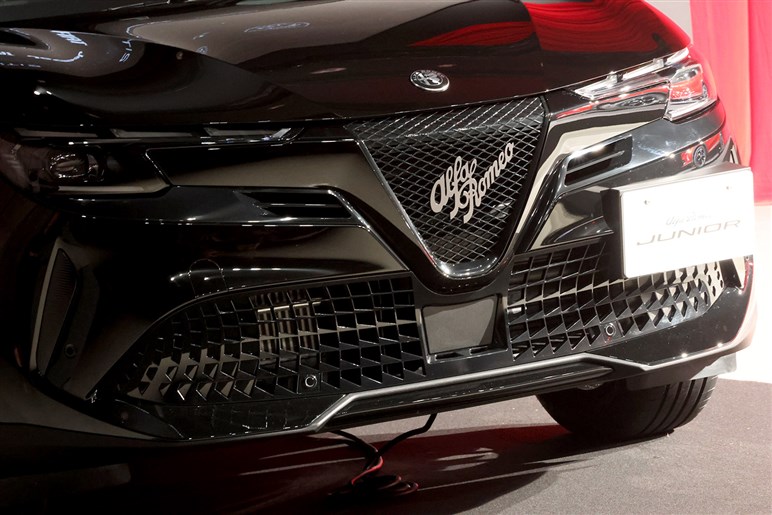 アルファロメオの最小SUV「ジュニア」発売　1.2LハイブリッドとBEVを設定、420万円から