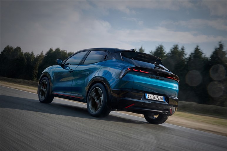 アルファロメオの最小SUV「ジュニア」発売　1.2LハイブリッドとBEVを設定、420万円から
