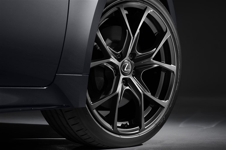 最後のV8セダンになるのか？ 次期モデルはBEVの噂も…レクサス IS500「クライマックス エディション」発表