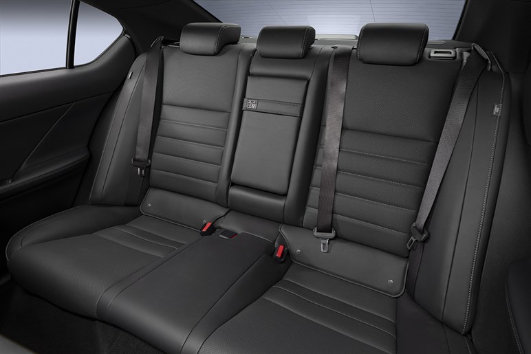最後のV8セダンになるのか？ 次期モデルはBEVの噂も…レクサス IS500「クライマックス エディション」発表
