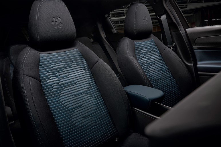アルファロメオの最小SUV「ジュニア」発売　1.2LハイブリッドとBEVを設定、420万円から