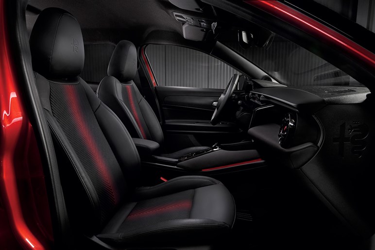 アルファロメオの最小SUV「ジュニア」発売　1.2LハイブリッドとBEVを設定、420万円から