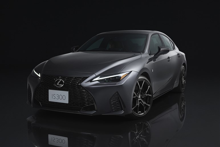 最後のV8セダンになるのか？ 次期モデルはBEVの噂も…レクサス IS500「クライマックス エディション」発表