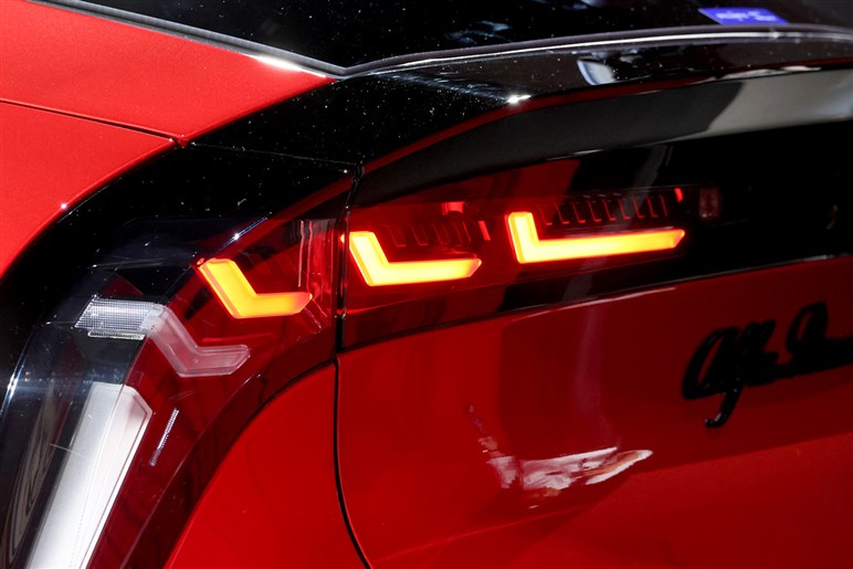 アルファロメオの最小SUV「ジュニア」発売　1.2LハイブリッドとBEVを設定、420万円から