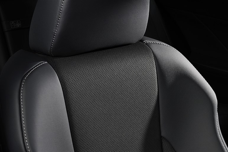 最後のV8セダンになるのか？ 次期モデルはBEVの噂も…レクサス IS500「クライマックス エディション」発表