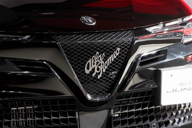 アルファロメオの最小SUV「ジュニア」発売　1.2LハイブリッドとBEVを設定、420万円から