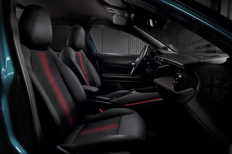 アルファロメオの最小SUV「ジュニア」発売　1.2LハイブリッドとBEVを設定、420万円から