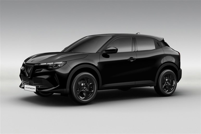 アルファロメオの最小SUV「ジュニア」発売　1.2LハイブリッドとBEVを設定、420万円から