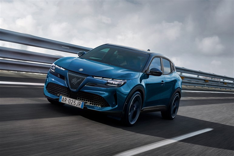 アルファロメオの最小SUV「ジュニア」発売　1.2LハイブリッドとBEVを設定、420万円から