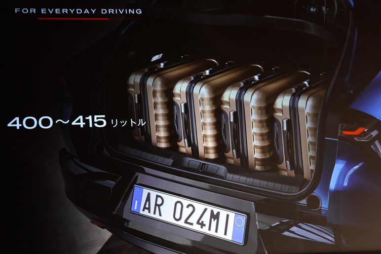 アルファロメオの最小SUV「ジュニア」発売　1.2LハイブリッドとBEVを設定、420万円から