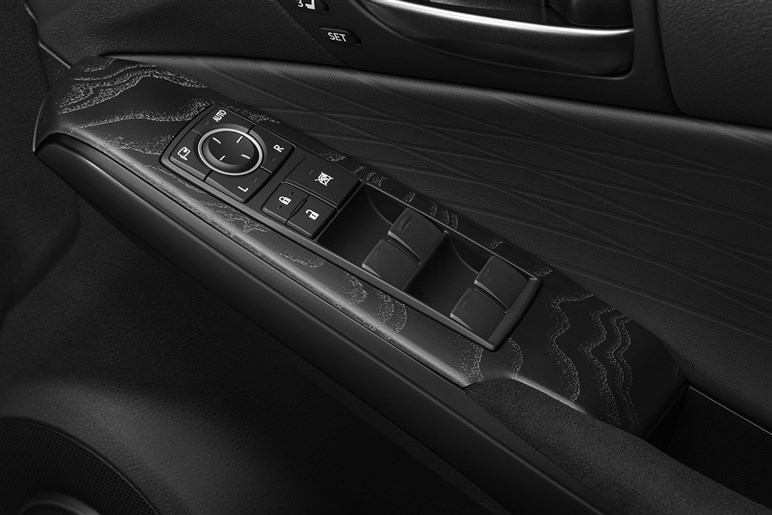 最後のV8セダンになるのか？ 次期モデルはBEVの噂も…レクサス IS500「クライマックス エディション」発表
