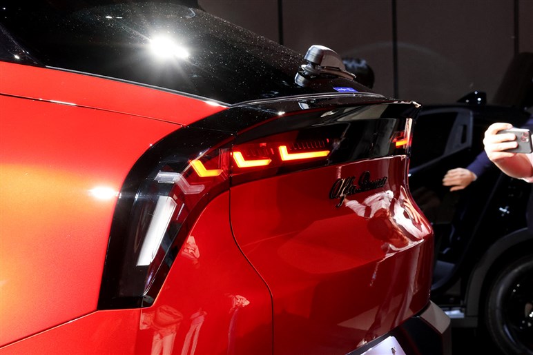 アルファロメオの最小SUV「ジュニア」発売　1.2LハイブリッドとBEVを設定、420万円から