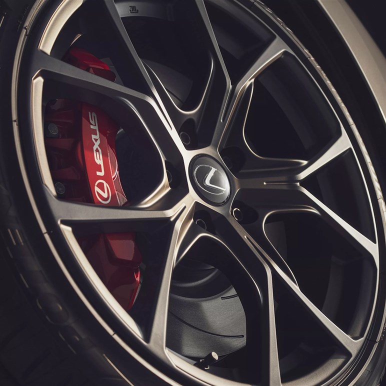 最後のV8セダンになるのか？ 次期モデルはBEVの噂も…レクサス IS500「クライマックス エディション」発表