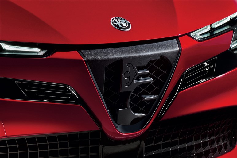 アルファロメオの最小SUV「ジュニア」発売　1.2LハイブリッドとBEVを設定、420万円から