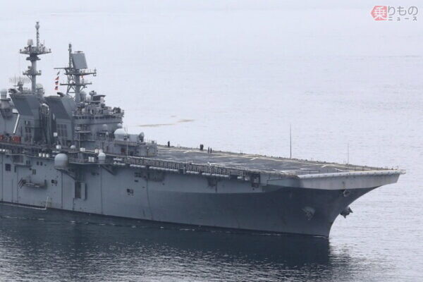 中国に対するけん制か？ 長崎県に米軍最新の強襲揚陸艦が到着 メチャ広い艦内も公開