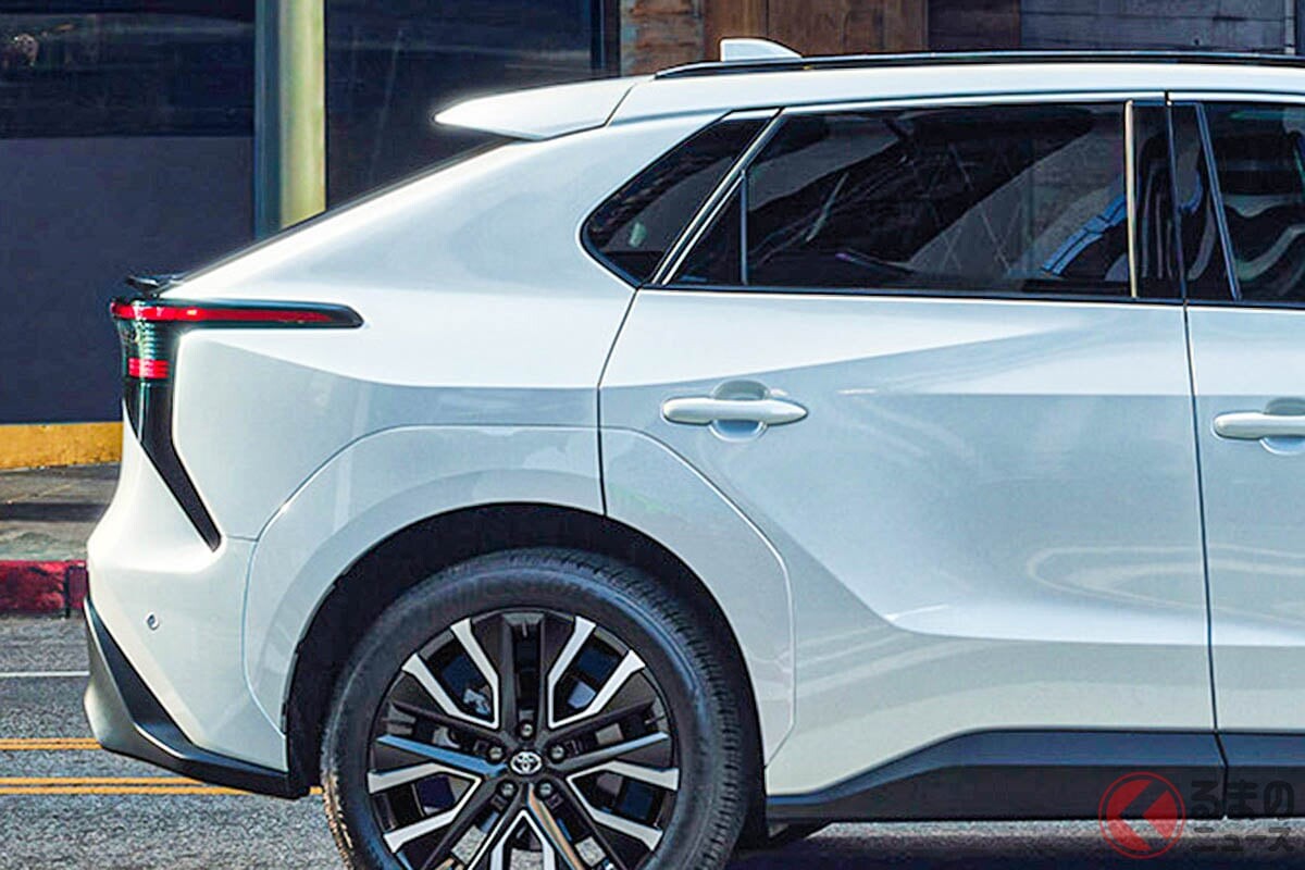 【アメリカ】トヨタ「新型SUV」発表！ 3年ぶり“大刷新”で “338馬力”の「高性能モデル」登場！ 斬新「サメ＆ツルツル顔」にイメチェンの「bZ」登場