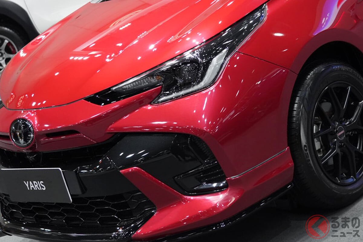 【タイ】トヨタ「最新ヤリス」実車公開！ 斬新サメ顔×3ナンバーサイズの“ちょいデカボディ”採用！ アグレッシブすぎる「コンパクト5ドアハッチ」がスゴい！