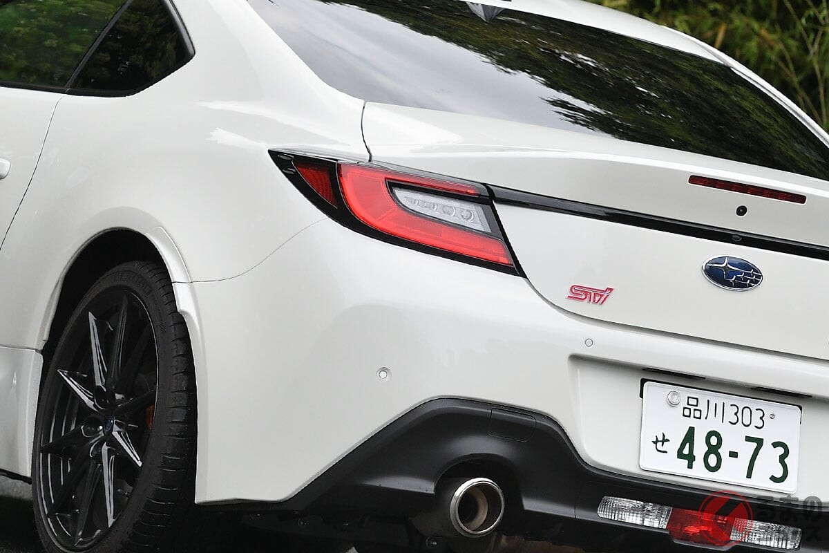 スバル新「BRZ」発表！ 全長約4.2mの“ちょうどいいサイズ”に2.4リッター水平対向エンジン搭載！ 最新「4人乗りスポーツカー」一部改良で何が変わった？