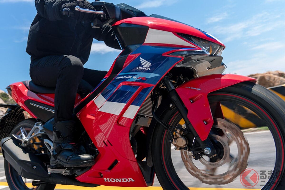 スクーター風でもマニュアルミッション搭載のホンダ「新型バイク」に反響多数！ ベトナムで発表された「WINNER R」の特徴とは？