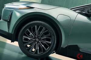 トヨタ新型「C-HR＋」初公開に反響!? 全長4.5m“ちょうどいいボディ”の「340馬力超え」パワトレや“4WD仕様”に「ヒットしそう」の声も！ 精悍顔×一文字ライトが目を惹く「ミドルSUV」ポーランドで熱視線！