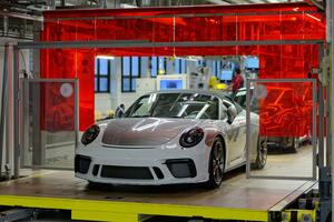 ポルシェが最後の「991型」911をラインオフ！ 2011年から約9年にわたって23万3540台を生産