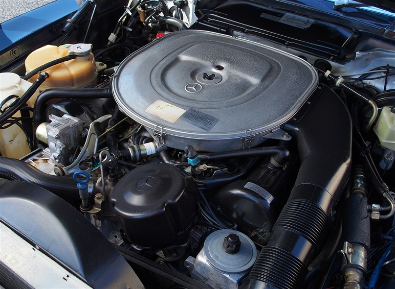 見た目も走りもエレガントなメルセデス・ベンツ「560SL」は“本当の大人”でなければ乗れないクルマだった