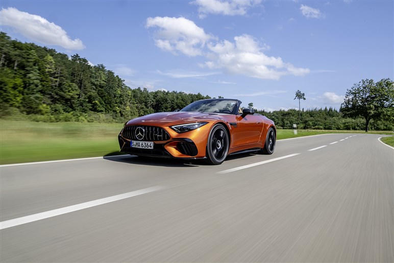 見た目も走りもエレガントなメルセデス・ベンツ「560SL」は“本当の大人”でなければ乗れないクルマだった