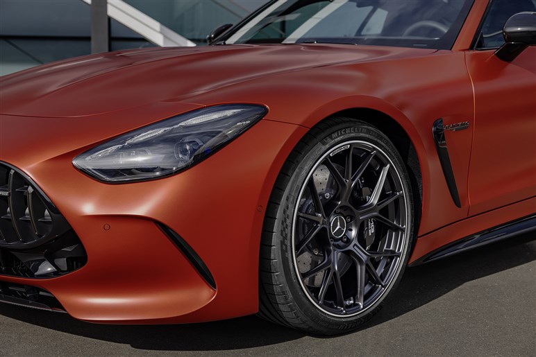 見た目も走りもエレガントなメルセデス・ベンツ「560SL」は“本当の大人”でなければ乗れないクルマだった