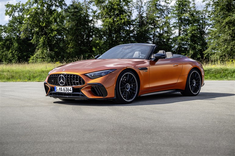 見た目も走りもエレガントなメルセデス・ベンツ「560SL」は“本当の大人”でなければ乗れないクルマだった