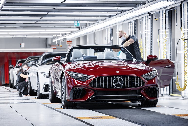 見た目も走りもエレガントなメルセデス・ベンツ「560SL」は“本当の大人”でなければ乗れないクルマだった