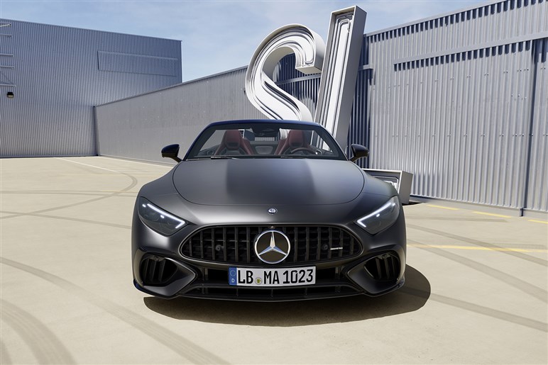 見た目も走りもエレガントなメルセデス・ベンツ「560SL」は“本当の大人”でなければ乗れないクルマだった
