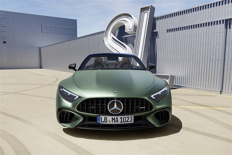 見た目も走りもエレガントなメルセデス・ベンツ「560SL」は“本当の大人”でなければ乗れないクルマだった