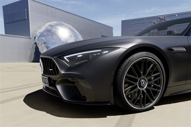 見た目も走りもエレガントなメルセデス・ベンツ「560SL」は“本当の大人”でなければ乗れないクルマだった