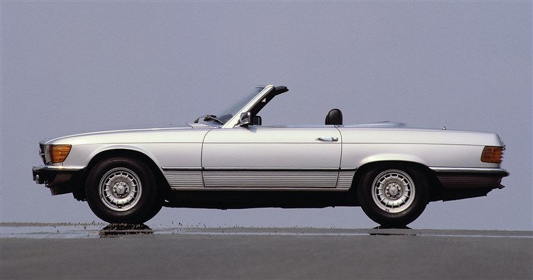 見た目も走りもエレガントなメルセデス・ベンツ「560SL」は“本当の大人”でなければ乗れないクルマだった
