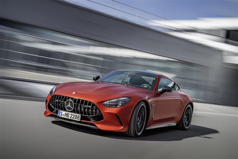 見た目も走りもエレガントなメルセデス・ベンツ「560SL」は“本当の大人”でなければ乗れないクルマだった