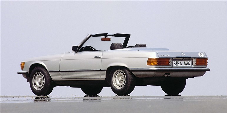 見た目も走りもエレガントなメルセデス・ベンツ「560SL」は“本当の大人”でなければ乗れないクルマだった