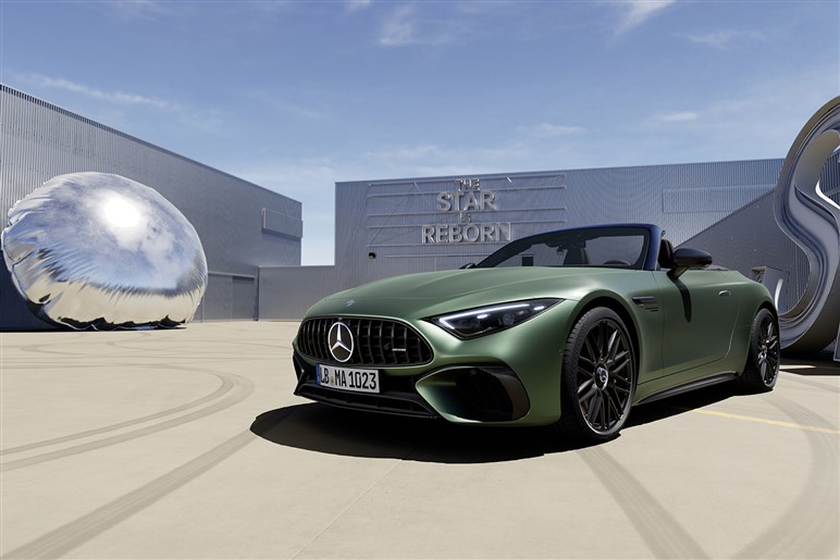 見た目も走りもエレガントなメルセデス・ベンツ「560SL」は“本当の大人”でなければ乗れないクルマだった