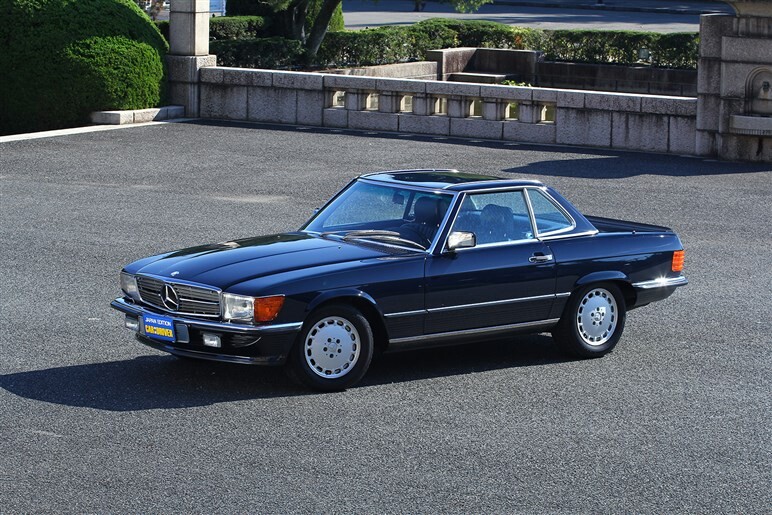 見た目も走りもエレガントなメルセデス・ベンツ「560SL」は“本当の大人”でなければ乗れないクルマだった