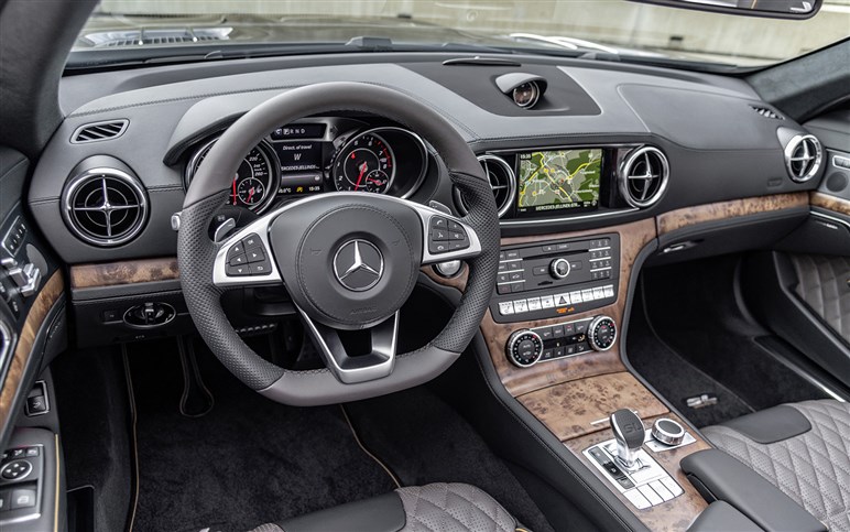 見た目も走りもエレガントなメルセデス・ベンツ「560SL」は“本当の大人”でなければ乗れないクルマだった
