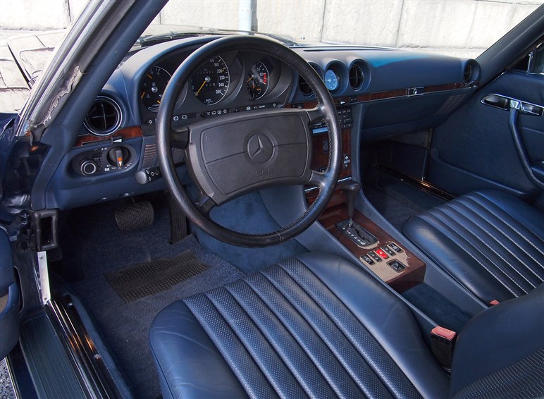 見た目も走りもエレガントなメルセデス・ベンツ「560SL」は“本当の大人”でなければ乗れないクルマだった