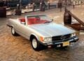 見た目も走りもエレガントなメルセデス・ベンツ「560SL」は“本当の大人”でなければ乗れないクルマだった