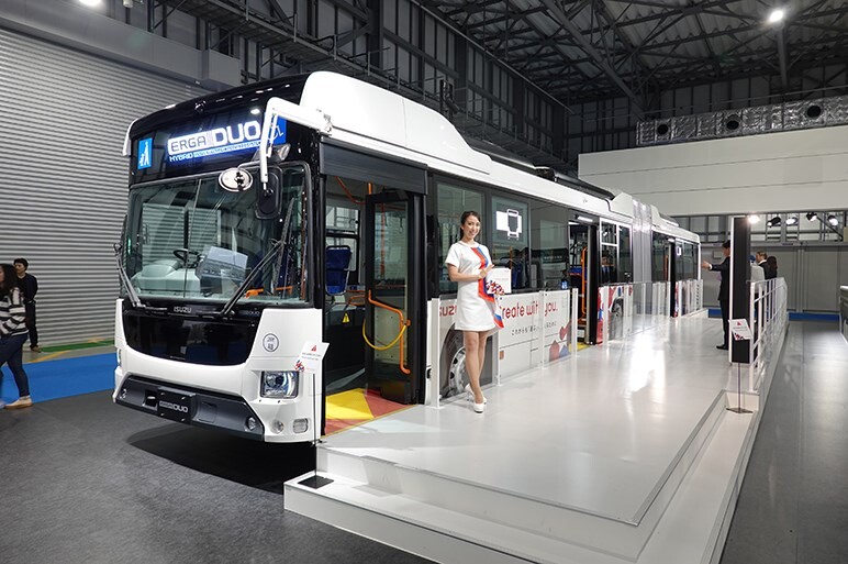 新型いすゞ「エルガ デュオ」、日野「ブルーリボン ハイブリッド」、日本製連節バスの運行を阻む法の壁