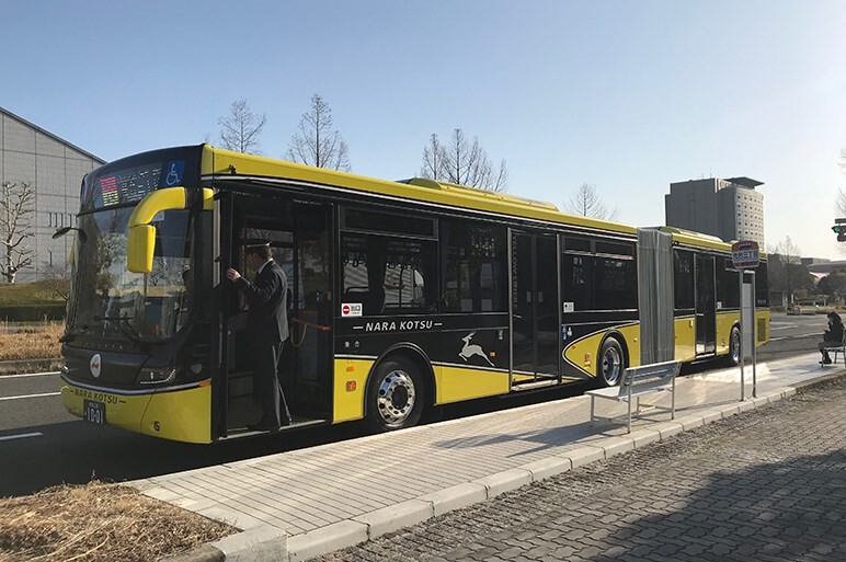 新型いすゞ「エルガ デュオ」、日野「ブルーリボン ハイブリッド」、日本製連節バスの運行を阻む法の壁