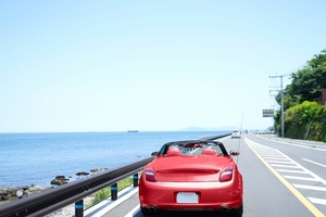 1000人に聞いた海沿いドライブにぴったりの国産車TOP3、3位カローラツーリング、2位ジムニー、1位は？