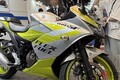 ガソリン以外でも走れるスズキのバイク？「ジクサーSF250 FFV」を披露！ 環境に配慮した「FFV」の特徴とは？ JMS2025で展示