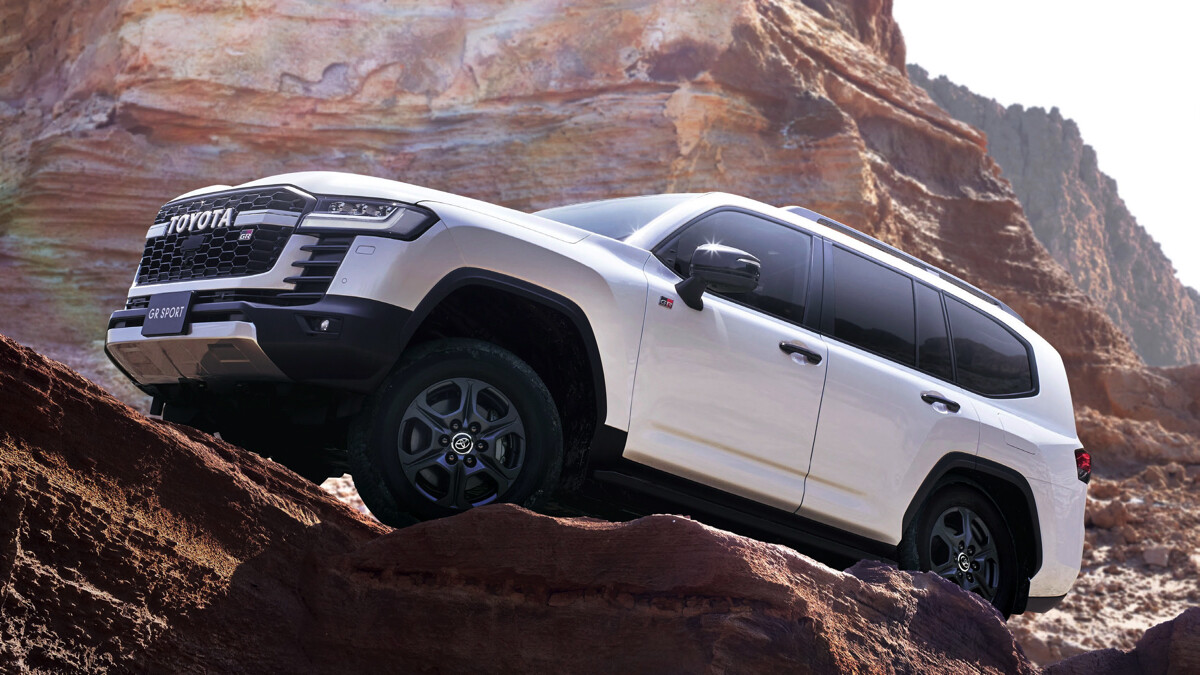 中古車が1600万円!?トヨタ「ランドクルーザー300」が〝ちょい古〟でも大人気の理由