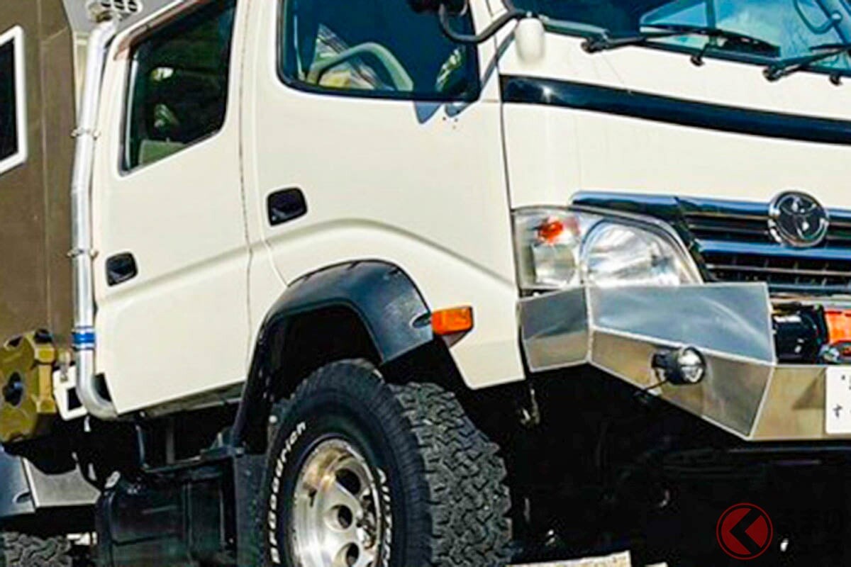 約400万円！ トヨタ「“SUV”トラック」!? しっかり6人乗れる“4ドア”の「トヨエース」！ 迫力のワイドボディ＆アルミバンパーもイイ「カスタムモデル」登場