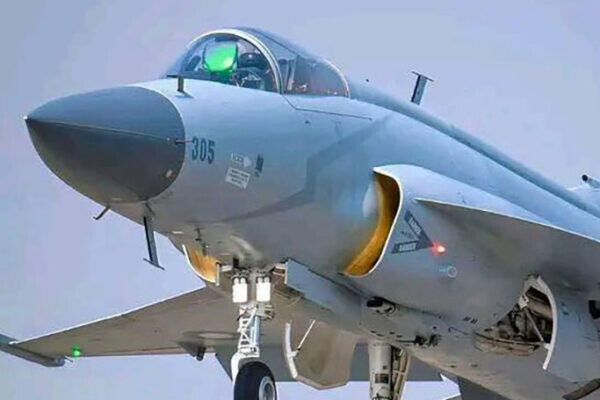 「ラファール」撃墜機と噂の戦闘機の最新型が欧州初登場！ 中パ共同開発の機体に熱視線